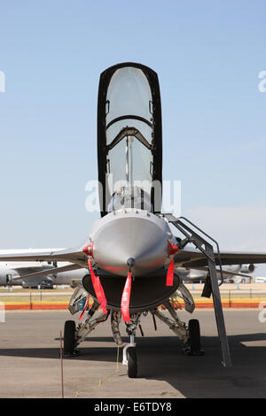 Eine f-16 Kampfjet sitzt auf dem Rollfeld in der Avalon-Air-Show in Australien. Stockfoto