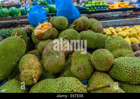 Jackfrüchte bei nassen Markt Stockfoto