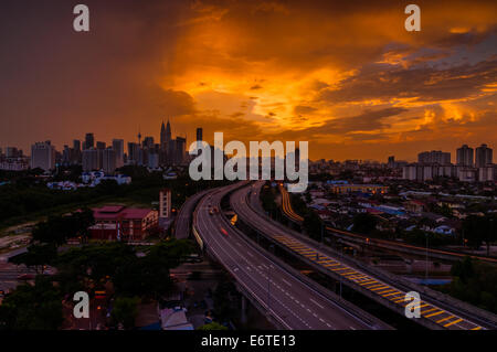 KLCC aus jelatek mit orange Cloud Stockfoto