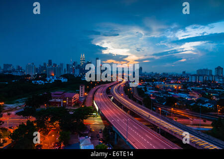 KLCC aus Jelatek während bluehour Stockfoto