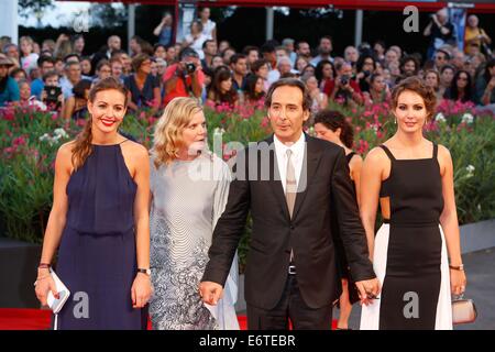 Venedig, Ca, Italien. 30. August 2014. Musiker und Jury-Präsident Alexandre Desplat und Familie stellen bei der Premiere von "3 Coers" bei den 71. Internationalen Filmfestspielen in Venedig, 30. August 2014. : Bildnachweis Alec, Michael: Roger Harvey/Globe Fotos/ZUMA Draht/Alamy Live-Nachrichten Stockfoto