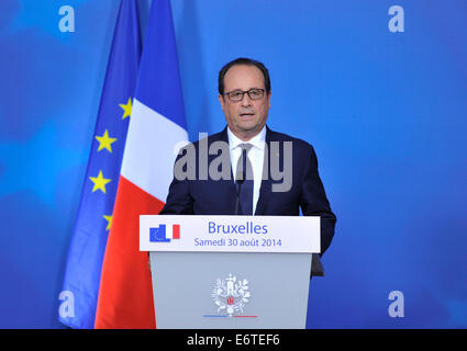 Brüssel, Belgien. 30. August 2014. Der französische Präsident Francois Hollande hält eine Pressekonferenz nach einem EU-Sondergipfel am Sitz EU-Rates in Brüssel, 30. August 2014. Bildnachweis: Ye Pingfan/Xinhua/Alamy Live-Nachrichten Stockfoto