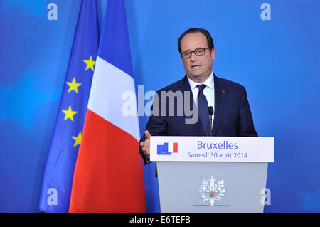 Brüssel, Belgien. 30. August 2014. Der französische Präsident Francois Hollande hält eine Pressekonferenz nach einem EU-Sondergipfel am Sitz EU-Rates in Brüssel, 30. August 2014. Bildnachweis: Ye Pingfan/Xinhua/Alamy Live-Nachrichten Stockfoto