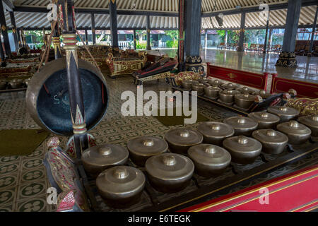 Yogyakarta, Java, Indonesien.  Gongs im Gamelan-Orchester im Palast des Sultans. Stockfoto