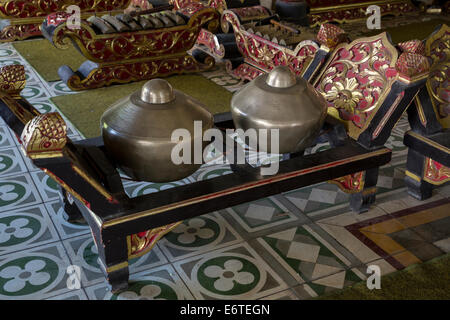 Yogyakarta, Java, Indonesien.  Gongs im Gamelan-Orchester im Palast des Sultans. Stockfoto