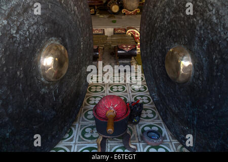 Yogyakarta, Java, Indonesien.  Gongs im Gamelan-Orchester im Palast des Sultans. Stockfoto