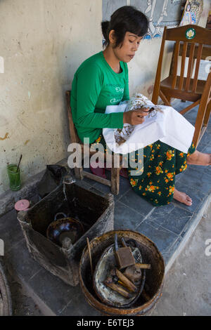 Yogyakarta, Java, Indonesien.  Batik-Produktion.  Frau mit heißem Wachs, eine Design auf eine Batik Tuch zu skizzieren. Stockfoto