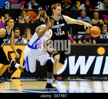 Sevilla, Spanien. 30. August 2014. Andres Nocioni (R) von Argentinien wetteifert um den Ball mit Alex Franklin von Puerto Rico während das erste Tag-Gruppe B-Spiel der Basketball WM Spanien 2014, im kommunalen Pavillon des Sports, in Sevilla, Spanien, am 30. August 2014. Bildnachweis: Juan Jose Ubeda/Xinhua/Alamy Live-Nachrichten Stockfoto