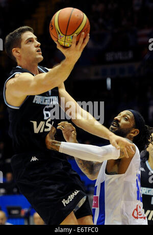 Sevilla, Spanien. 30. August 2014. Marcos Mata (L) von Argentinien wetteifert den Ball mit Renaldo Balkman von Puerto Rico während das erste Tag-Gruppe B-Spiel der Basketball WM Spanien 2014, im kommunalen Pavillon des Sports, in Sevilla, Spanien, am 30. August 2014. Bildnachweis: Juan Jose Ubeda/Xinhua/Alamy Live-Nachrichten Stockfoto