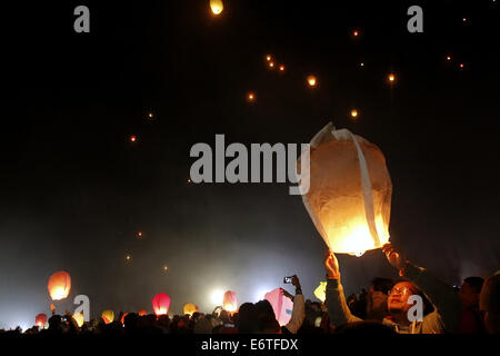 Dieng Platue, Indonesien. 30. August 2014. Völker, die Laternen an Arjuna Tempel am 30. August 2014 in Dieng Platue, Zentraljava, Indonesien veröffentlicht. Die Laternen-Festival als Dieng Kulturfestival Veranstaltungsreihe zur Förderung der kulturellen und natürlichen Indonesien touristische Potenzial auf dem Dieng Plateau. Bildnachweis: Sijori Bilder/ZUMA Draht/Alamy Live-Nachrichten Stockfoto