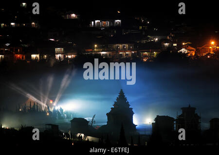 Dieng Platue, Indonesien. 30. August 2014. Einen Blick auf Arjuna Tempel am 30. August 2014 in Dieng Platue, Zentraljava, Indonesien. Die Laternen-Festival als Dieng Kulturfestival Veranstaltungsreihe zur Förderung der kulturellen und natürlichen Indonesien touristische Potenzial auf dem Dieng Plateau. Bildnachweis: Sijori Bilder/ZUMA Draht/Alamy Live-Nachrichten Stockfoto