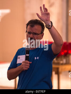 Ohio, USA. 30. August 2014. Tour Guide John Bizios erklärt die Geschichte von der griechisch-orthodoxen Kirche während der 2014 Columbus griechische Festival. Bildnachweis: Brent Clark/Alamy Live-Nachrichten Stockfoto