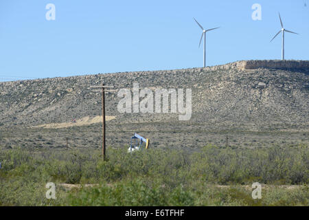 Wind Farm mit einem Öl pumpen Jack zeigt 2 Arten der modernen Energie in Big Bend West Texas Bereich produziert werden Stockfoto