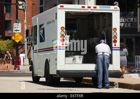 Briefträger Sortieren der Post in US Postal Service Lieferwagen - Washington, DC USA Stockfoto