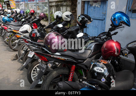 Yogyakarta, Java, Indonesien.  Geparkten Motorräder und Helme.  Niemand in Yogyakarta fürchtet den Diebstahl von seinem Helm. Stockfoto