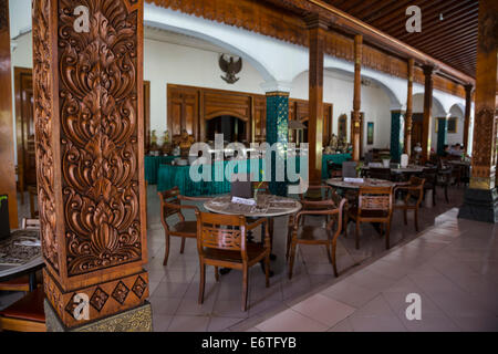 Yogyakarta, Java, Indonesien.  Ndalem Ngabean Restaurant bietet eine Buffet-Mittagessen.  Säule mit geschnitzten Lotusblüte auf linken Seite. Stockfoto