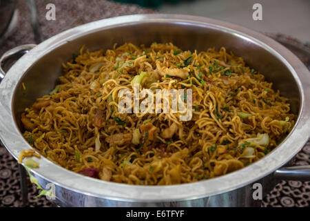 Yogyakarta, Java, Indonesien.  Gudeg, eine lokale Spezialität, Jackfruit, Palmzucker und Nudeln. Stockfoto