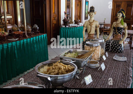 Yogyakarta, Java, Indonesien.  Javanese Mittagsbuffet mit Figuren repräsentieren javanischen Braut und Bräutigam am Ende der Tabelle. Stockfoto