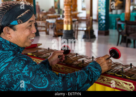 Yogyakarta, Java, Indonesien.  Xylophon-Player. Stockfoto