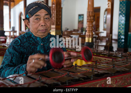 Yogyakarta, Java, Indonesien.  Xylophon-Player. Stockfoto