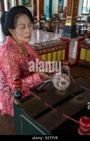 Yogyakarta, Java, Indonesien.  Frau spielt Xylophon. Stockfoto