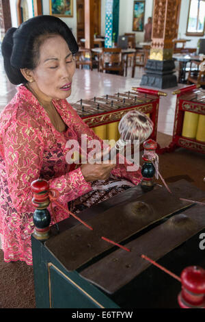 Yogyakarta, Java, Indonesien.  Frau spielt Xylophon. Stockfoto