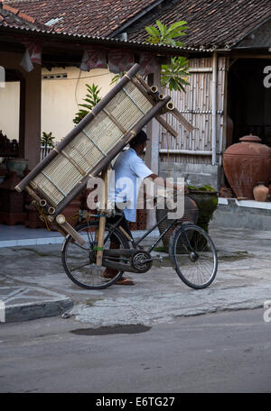 Yogyakarta, Java, Indonesien.  Transport von Möbeln auf einem Fahrrad. Stockfoto