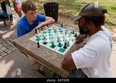 Jung und alt spielt Schach auf Park-game-Tisch - DuPont Circle, Washington, DC USA Stockfoto
