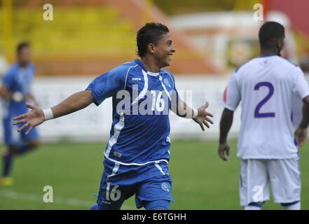 San Salvador, El Salvador. 30. August 2014. El Salvador Oscar Ceren feiert nach seinem Tor bei einem Freundschaftsspiel gegen die Dominikanische Republik, im Cuscatlan-Stadion in San Salvador, Hauptstadt von El Salvador, am 30. August 2014 statt. Bildnachweis: Oscar Rivera/Xinhua/Alamy Live-Nachrichten Stockfoto