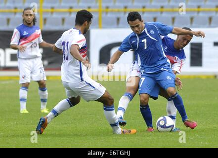 San Salvador, El Salvador. 30. August 2014. El Salvador Marvin Monterroza (C) wetteifert mit Jose Espinal (L) der Dominikanischen Republik während ihrer Freundschaftsspiel im Cuscatlan-Stadion in San Salvador, Hauptstadt von El Salvador, am 30. August 2014 statt. Bildnachweis: Oscar Rivera/Xinhua/Alamy Live-Nachrichten Stockfoto