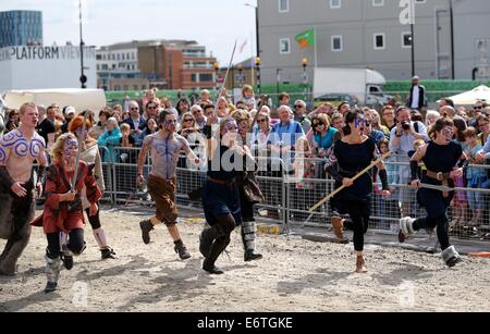 London, UK. 30. August 2014. Schauspieler führen "Boudicca gegen die Römer" am Schlacht-Brücke und Granary Square, Kings Cross in London, Großbritannien, am 30. August 2014. Ein outdoor-Event "Schlacht-Brücke" genannt, eine Hommage an die Geschichte über "Boudicca Vs die Römer", fand hier am Samstag, Bereitstellung von römischen Make-up, Haare flechten, Kinderschminken, Pferd gezeichneten Wagen und so weiter. Bildnachweis: Han Yan/Xinhua/Alamy Live-Nachrichten Stockfoto