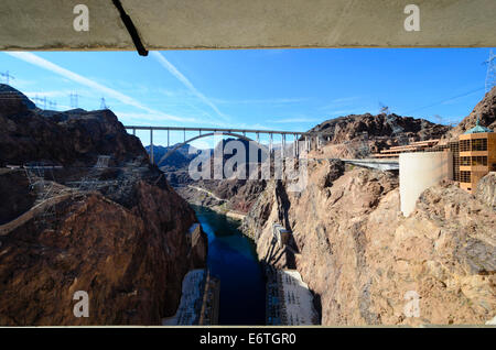 Blick in Richtung Hoover Dam Bypass Nevada/Arizona aus den Hoover-Staudamm, das Visitor Center auf der rechten Seite zeigt. Stockfoto