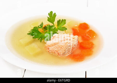 Fischsuppe mit Lachs und Gemüse Stockfoto