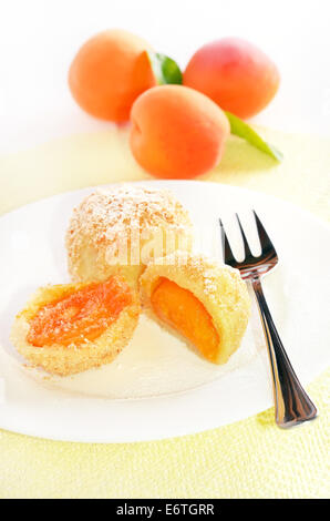 Knödel mit Aprikosen auf weißen Teller Stockfoto