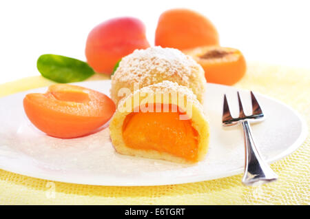 Knödel mit Aprikosen auf weißen Teller Stockfoto