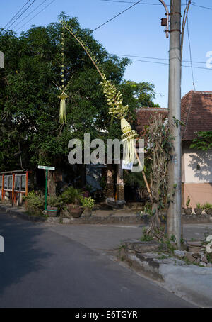 Yogyakarta, Java, Indonesien.  "Janur" Dekoration in einer Wohngegend, Bekanntgabe einer Hochzeits.  (Bali: "Penjor") Stockfoto