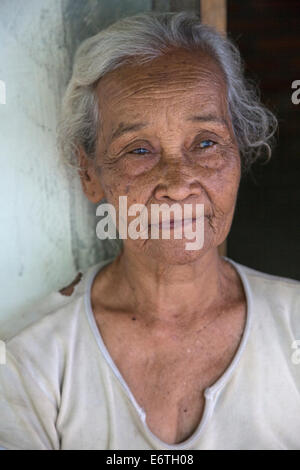 Yogyakarta, Java, Indonesien.  Alte Frau im Dorf in der Nähe von Yogyakarta. Stockfoto