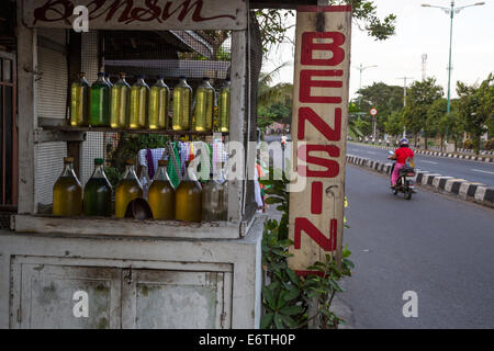 Yogyakarta, Java, Indonesien.  Benzin für Motorräder wird recycelt Schnapsflaschen am Straßenrand steht verkauft. Stockfoto