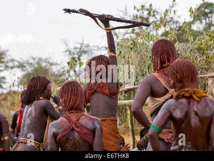 Bashada Stamm Frauen tanzen bei einem Stier springen Zeremonie, Dimeka, Omo-Tal, Äthiopien Stockfoto