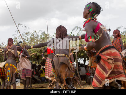 Bashada Stamm Frauen Schlagsahne während eines Stieres springen Zeremonie, Dimeka, Omo-Tal, Äthiopien Stockfoto