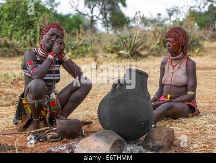 Bashada Stamm Frauen weinen während eines Stieres springen Zeremonie, Dimeka, Omo-Tal, Äthiopien Stockfoto