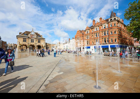 Domplatz mit der Guildhall oder Butter zu überqueren, In den Hintergrund-Peterborough-Cambridgeshire UK Stockfoto