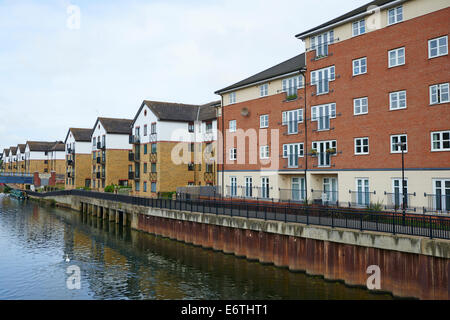 Moderne Wohnungen oder in Apartments neben dem Fluss Nene entnommen Stadtbrücke Peterborough Cambridgeshire UK Stockfoto