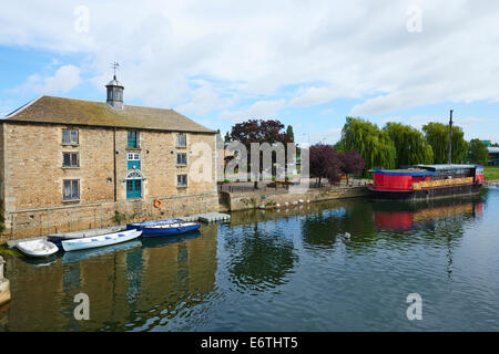Das alte Zollhaus auf der rechten Seite ist das Korn Barge Fluss Nene Peterborough Cambridgeshire UK Stockfoto