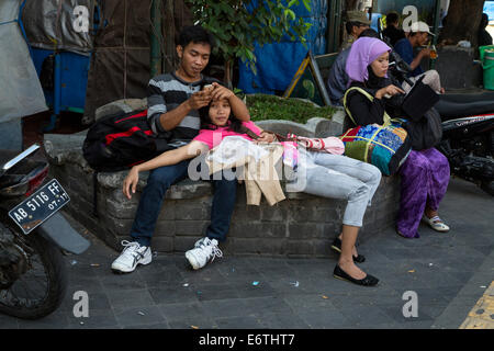 Yogyakarta, Java, Indonesien.  Junges Paar auf der Malioboro Street, am frühen Morgen.  Frau mit iPad. Stockfoto