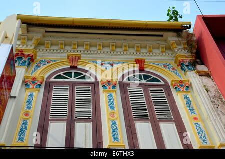 Kunstvoll verzierte Shophouse Fenster Fensterläden und Wand in Malacca Malaysia Stockfoto