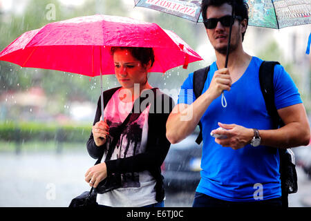Menschen mit Regenschirmen im Regen, Prag, Tschechien, regnerisches Wetter, Sommerprognose, Mann, Frau, Straße Stockfoto