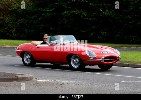 Jaguar E Type Auto unterwegs Fosse Way, Warwickshire, UK Stockfoto