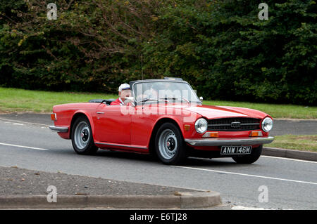 Triumph TR6 Auto unterwegs Fosse Way, Warwickshire, UK Stockfoto