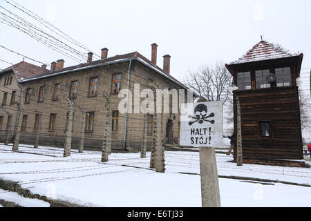 Wohngebäude für Häftlinge warten auf die Ausführung an der Konzentrations- und Vernichtungslager Auschwitz-Birkenau, im Winter Stockfoto